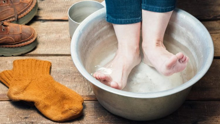 Ngâm chân nước lạnh 5-10 phút giúp giảm bớt nóng rát bàn chân tiểu đường